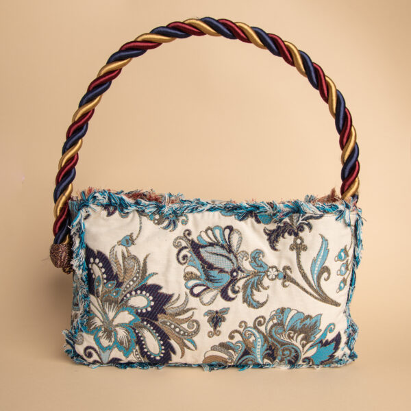 Retro della borsa Carmen reverse in cotone e poliestere color crema con decorazioni floreali azzurre